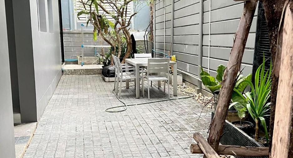 For rent 3 bedrooms townhouse in Saphan Sung, Bangkok