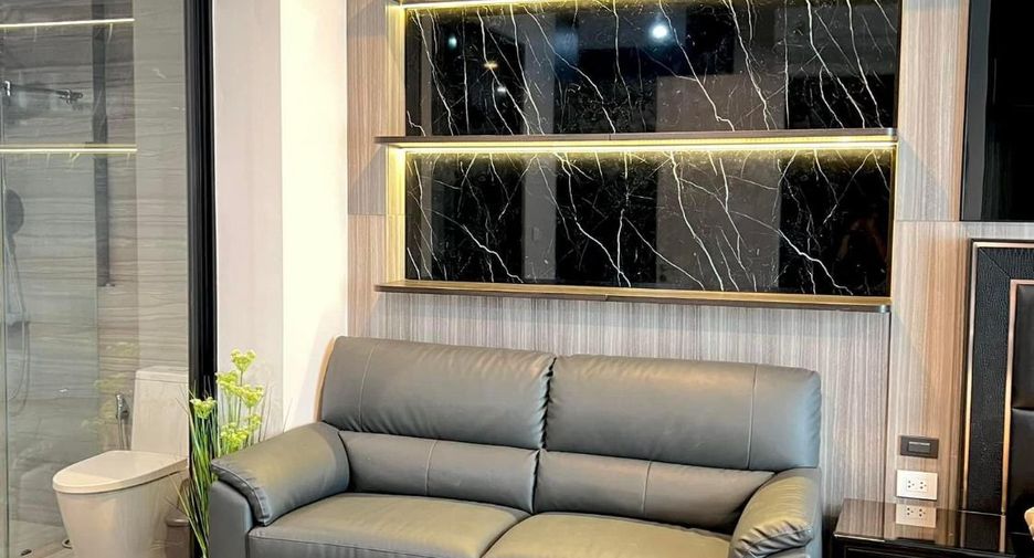 For rent 3 bedrooms townhouse in Saphan Sung, Bangkok