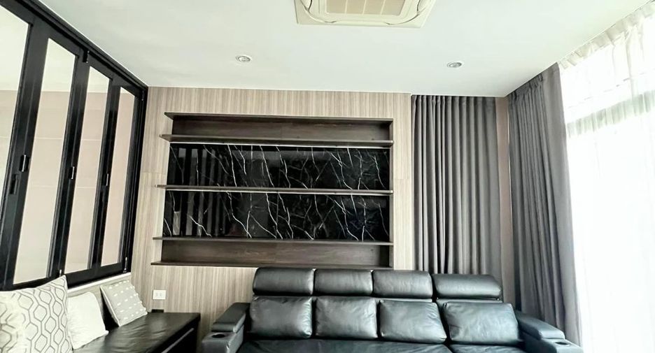 For rent 3 bedrooms townhouse in Saphan Sung, Bangkok