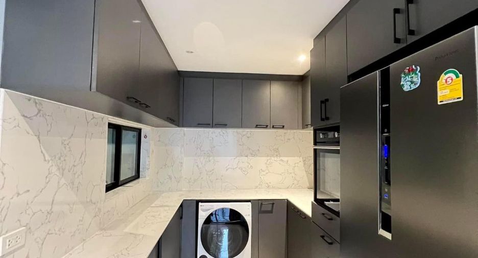 For rent 3 bedrooms townhouse in Saphan Sung, Bangkok