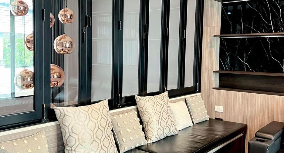 For rent 3 bedrooms townhouse in Saphan Sung, Bangkok