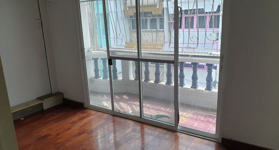 For rent 3 bedrooms townhouse in Khlong Toei, Bangkok