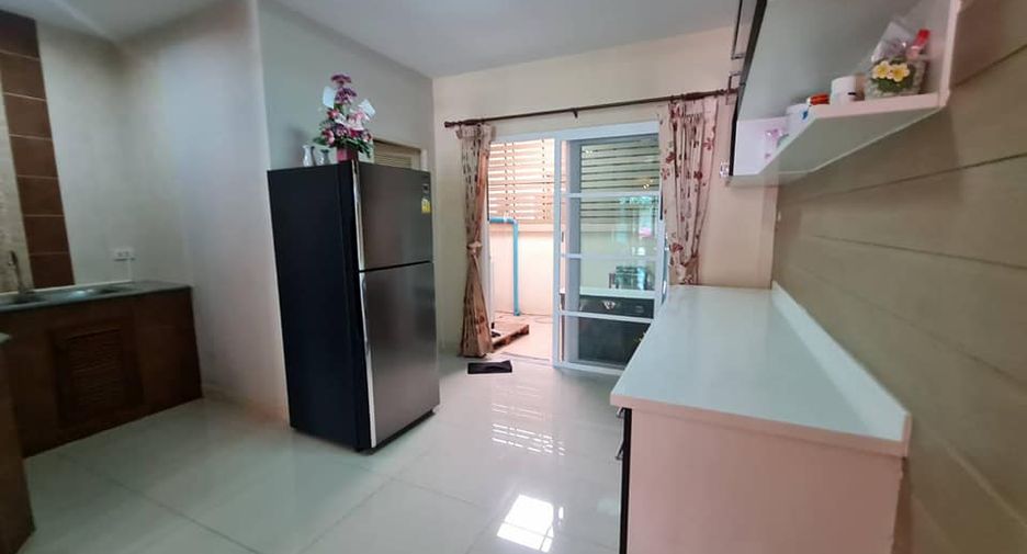 À vendre 2 chambres maison de ville à Mueang Rayong, Rayong