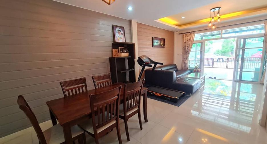 À vendre 2 chambres maison de ville à Mueang Rayong, Rayong
