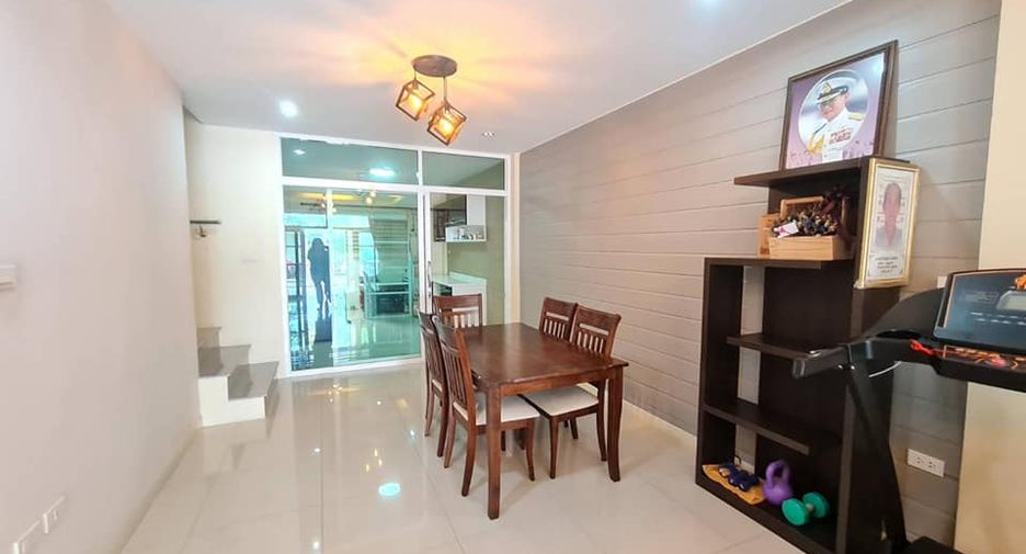À vendre 2 chambres maison de ville à Mueang Rayong, Rayong