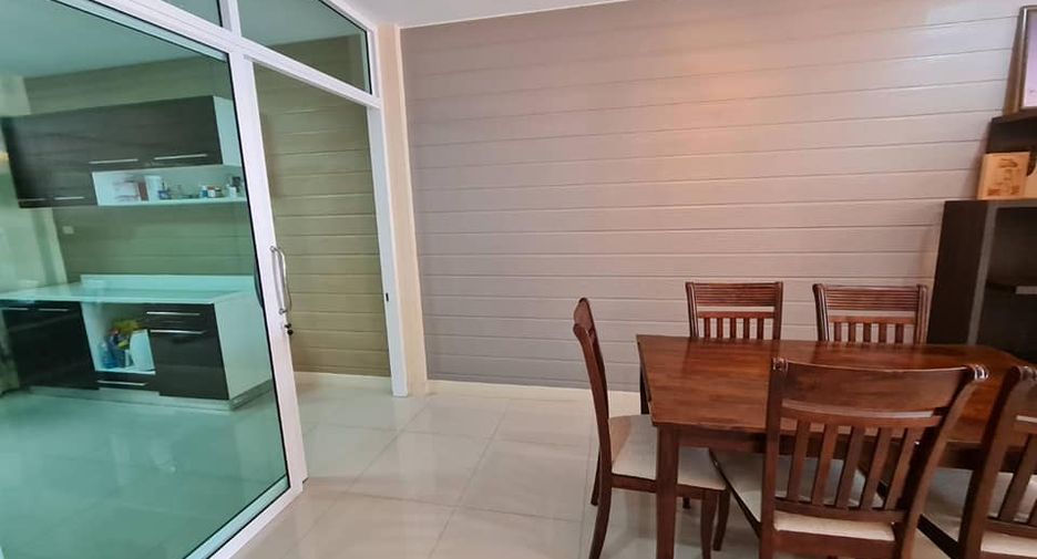 À vendre 2 chambres maison de ville à Mueang Rayong, Rayong