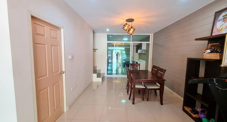 À vendre 2 chambres maison de ville à Mueang Rayong, Rayong