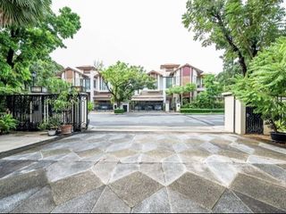 Casa en alquiler y en venta de 5 habitaciones en Watthana, Bangkok
