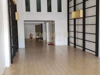 For sale 4 bedrooms retail Space in Phra Khanong, Bangkok