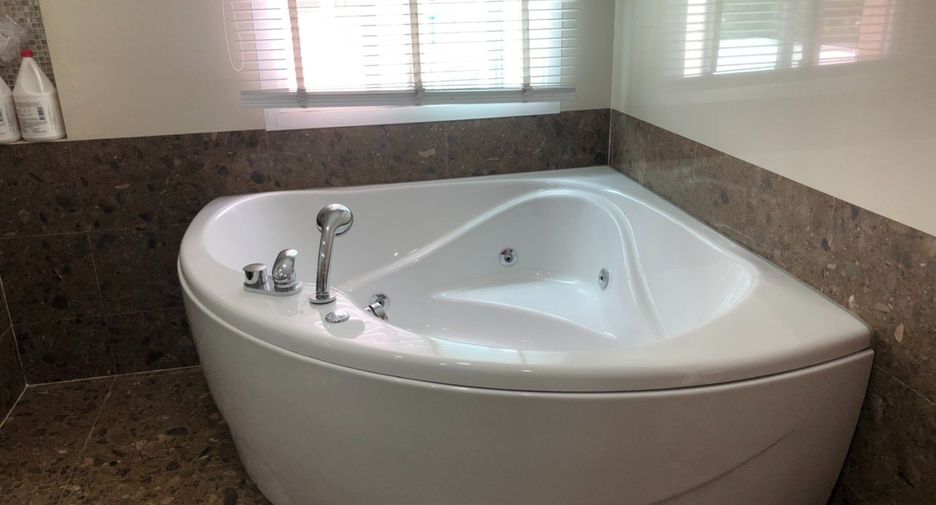 For sale 5 bedrooms house in Taling Chan, Bangkok