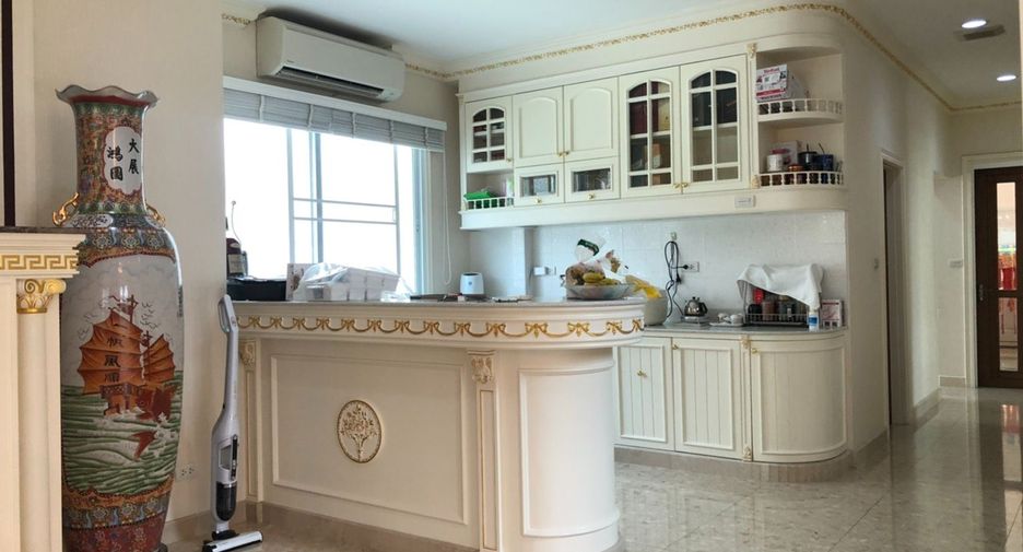 For sale 5 bedrooms house in Taling Chan, Bangkok