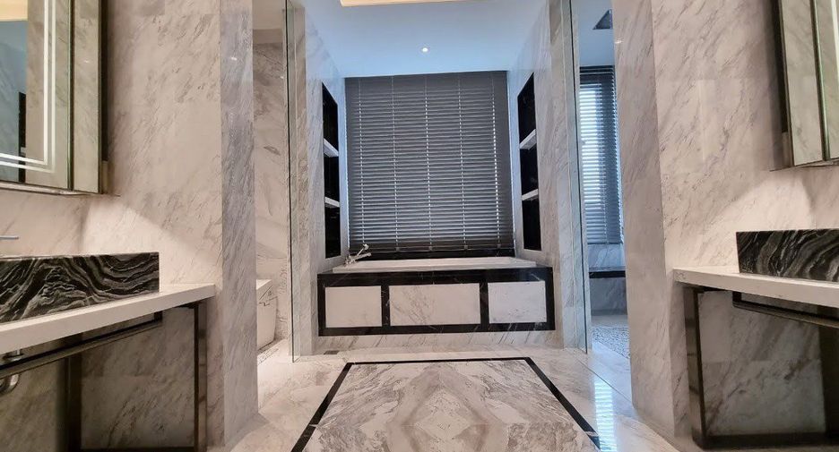 For rent 2 bedrooms condo in Khlong San, Bangkok