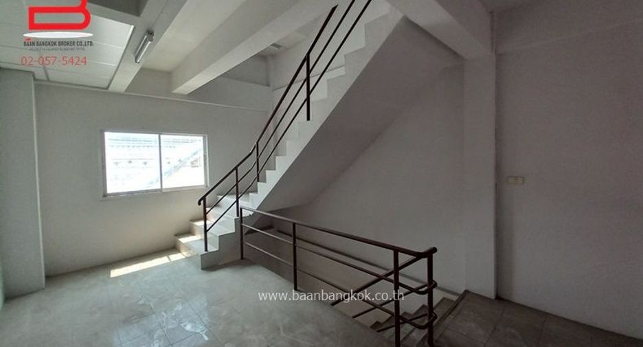 Local comercial en venta de 3 habitaciones en Lam Luk Ka, Pathum Thani