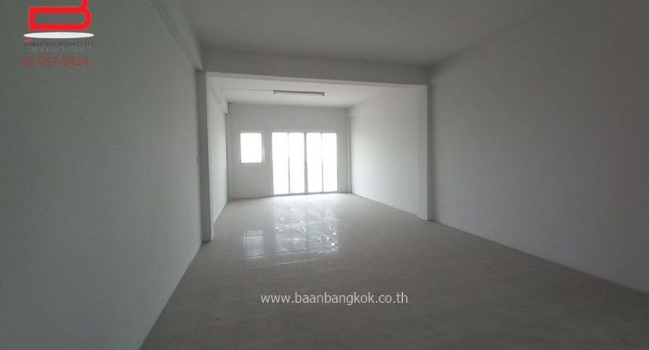 Local comercial en venta de 3 habitaciones en Lam Luk Ka, Pathum Thani