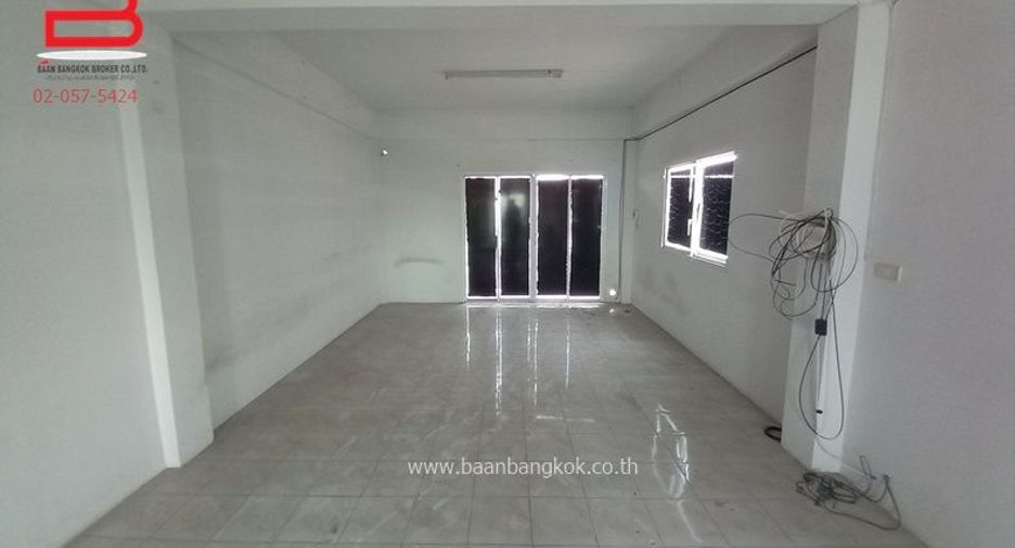 Local comercial en venta de 3 habitaciones en Lam Luk Ka, Pathum Thani