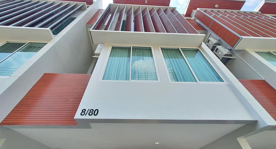 Casa adosada en venta de 3 habitaciones en Mueang Rayong, Rayong