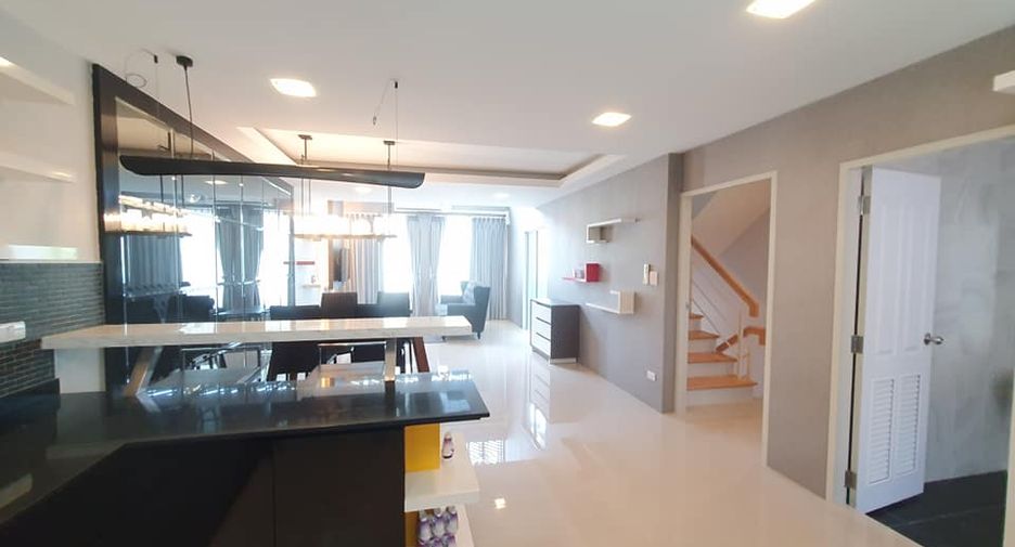 Casa adosada en venta de 3 habitaciones en Mueang Rayong, Rayong