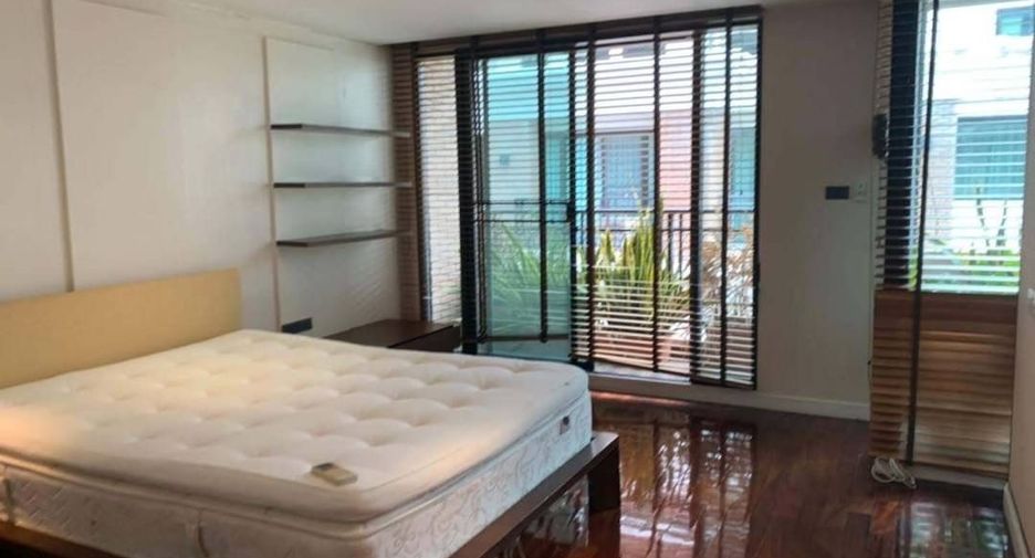 For rent 4 bedrooms townhouse in Watthana, Bangkok