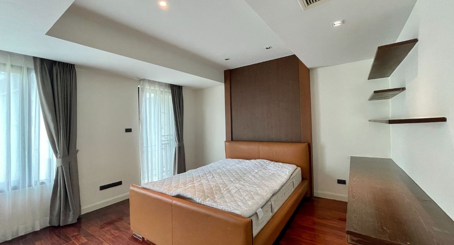 For rent 4 bedrooms townhouse in Watthana, Bangkok