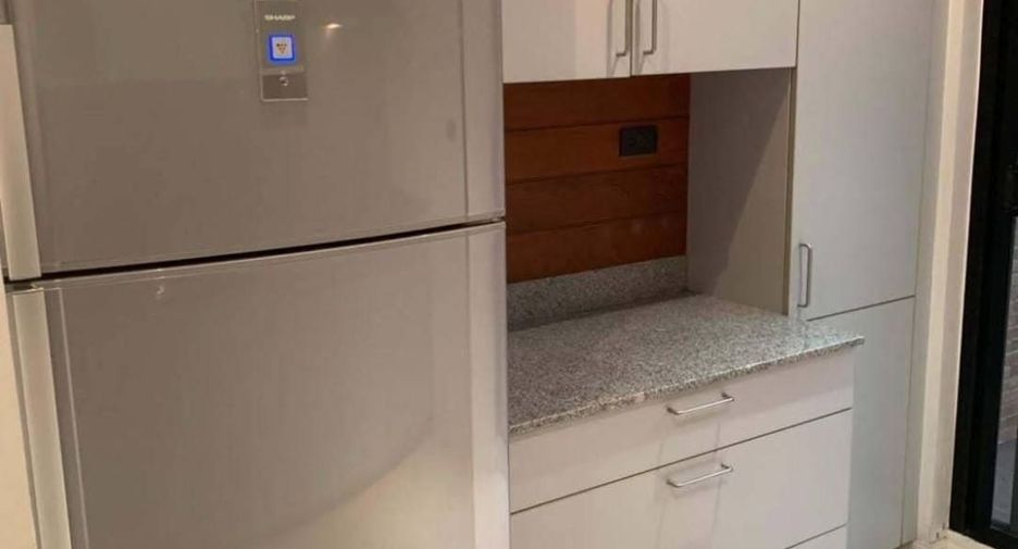 For rent 4 bedrooms townhouse in Watthana, Bangkok