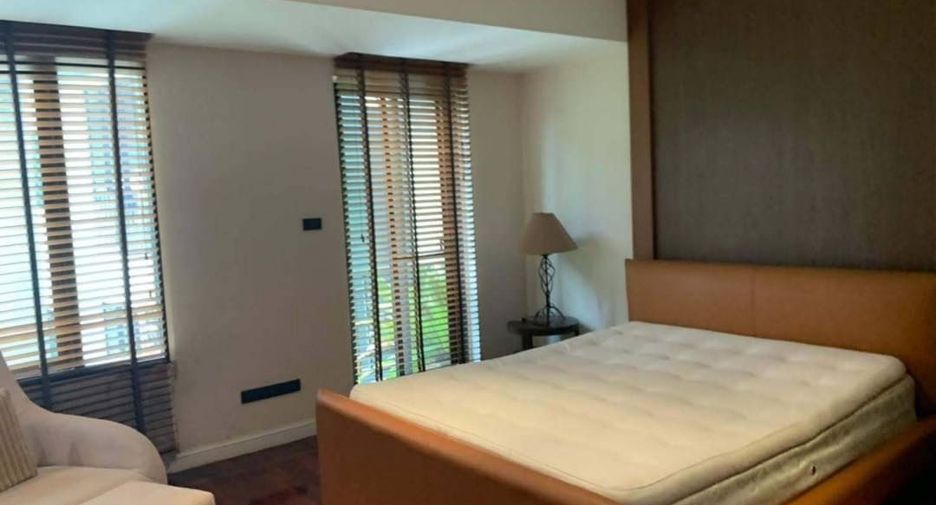 For rent 4 bedrooms townhouse in Watthana, Bangkok