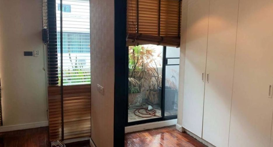 For rent 4 bedrooms townhouse in Watthana, Bangkok