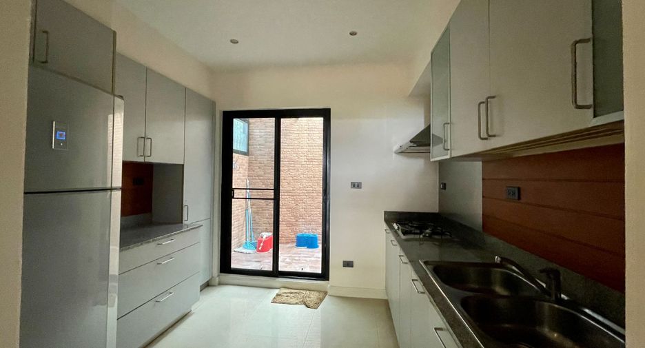 For rent 4 bedrooms townhouse in Watthana, Bangkok
