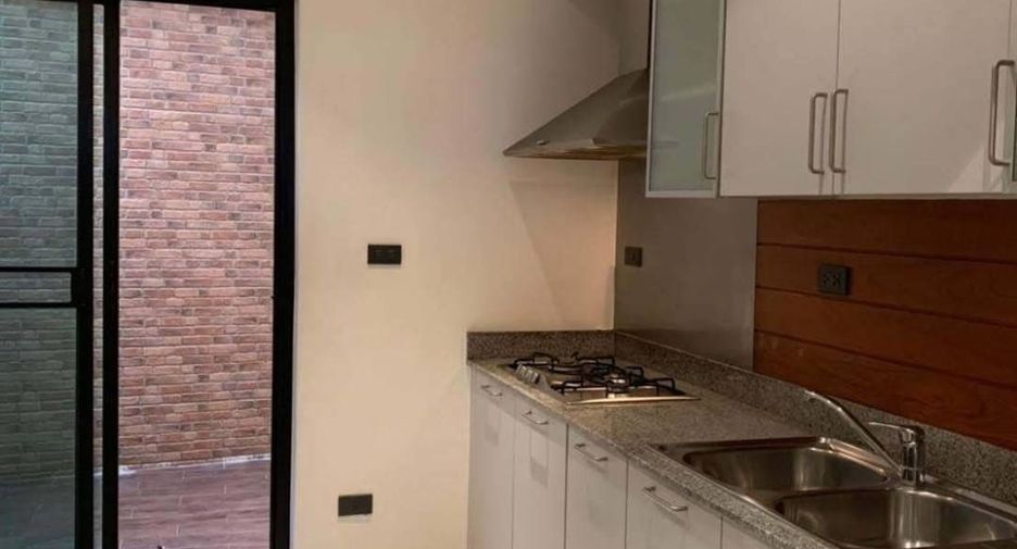 For rent 4 bedrooms townhouse in Watthana, Bangkok