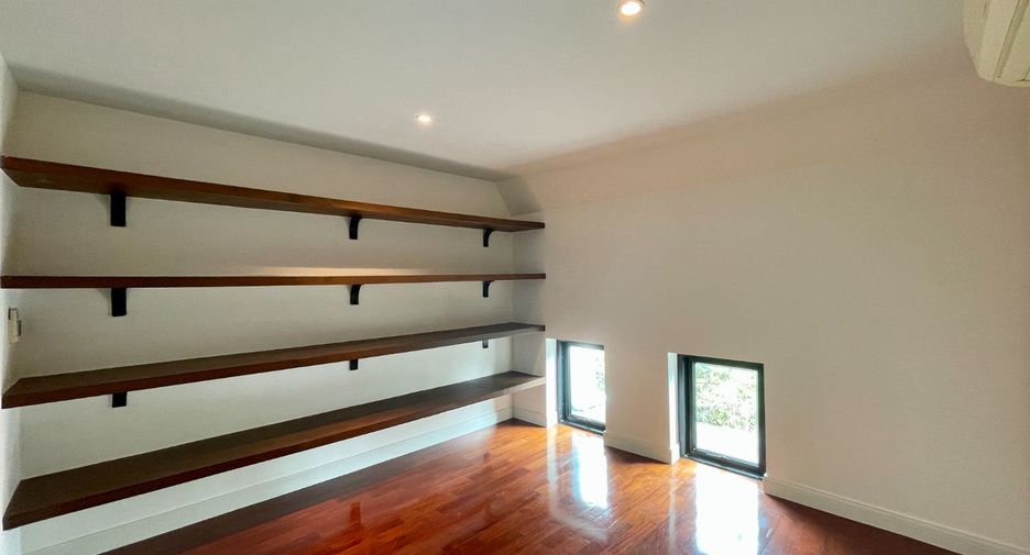 For rent 4 bedrooms townhouse in Watthana, Bangkok