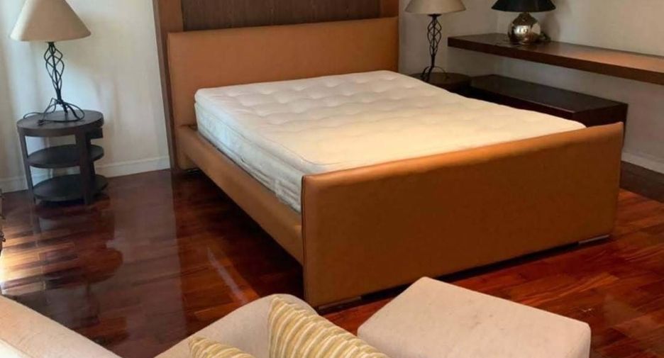 For rent 4 bedrooms townhouse in Watthana, Bangkok