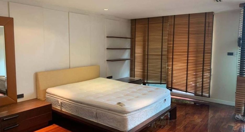 For rent 4 bedrooms townhouse in Watthana, Bangkok