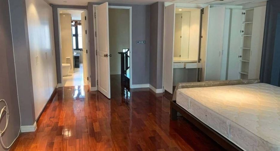 For rent 4 bedrooms townhouse in Watthana, Bangkok