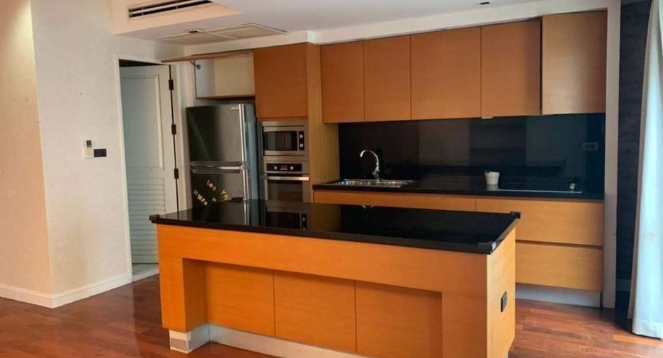 For rent 4 bedrooms townhouse in Watthana, Bangkok