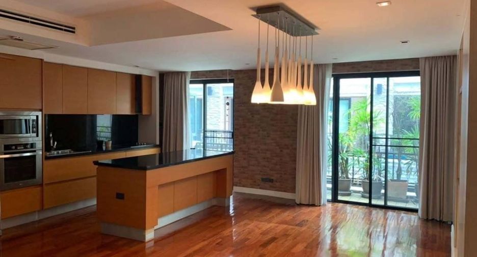 For rent 4 bedrooms townhouse in Watthana, Bangkok