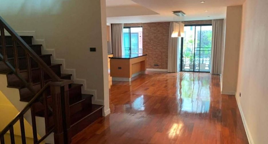 For rent 4 bedrooms townhouse in Watthana, Bangkok