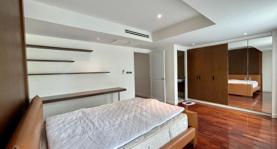 For rent 4 bedrooms townhouse in Watthana, Bangkok