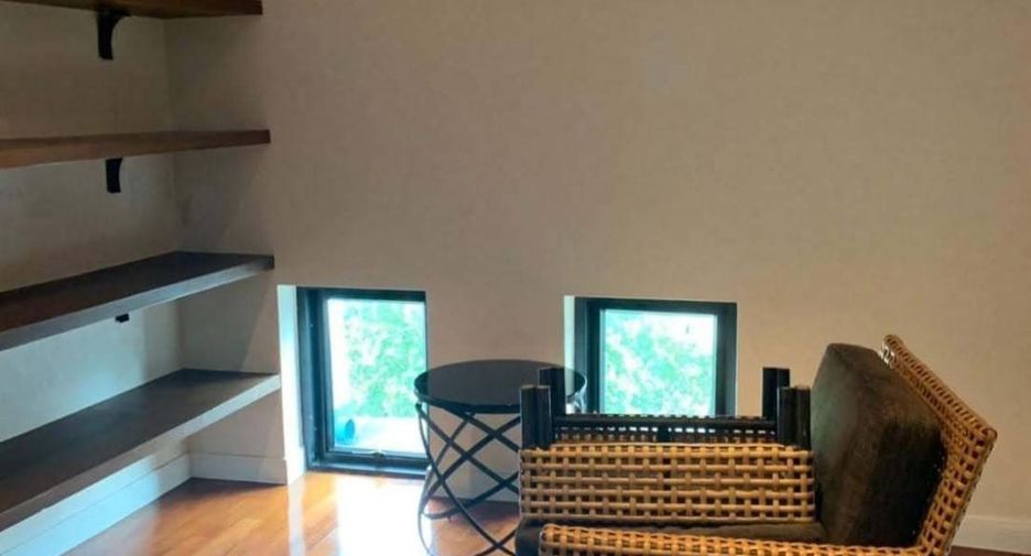 For rent 4 bedrooms townhouse in Watthana, Bangkok