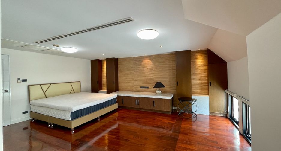 For rent 4 bedrooms townhouse in Watthana, Bangkok