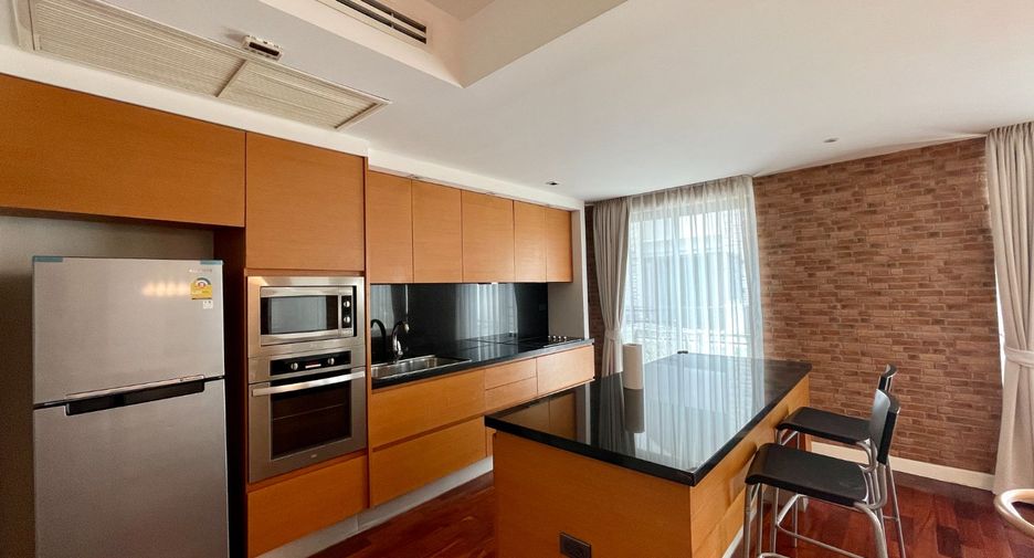 For rent 4 bedrooms townhouse in Watthana, Bangkok