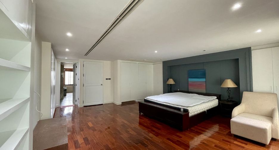 For rent 4 bedrooms townhouse in Watthana, Bangkok
