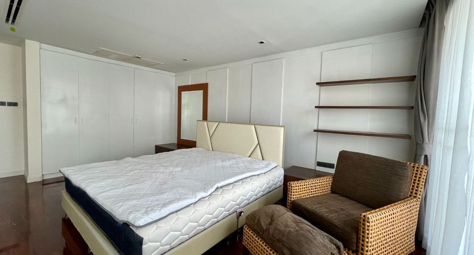 For rent 4 bedrooms townhouse in Watthana, Bangkok