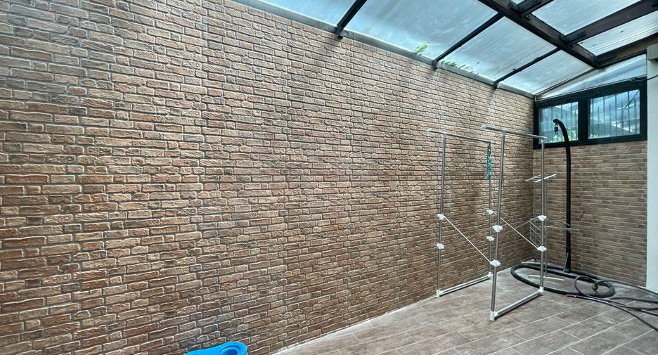 For rent 4 bedrooms townhouse in Watthana, Bangkok