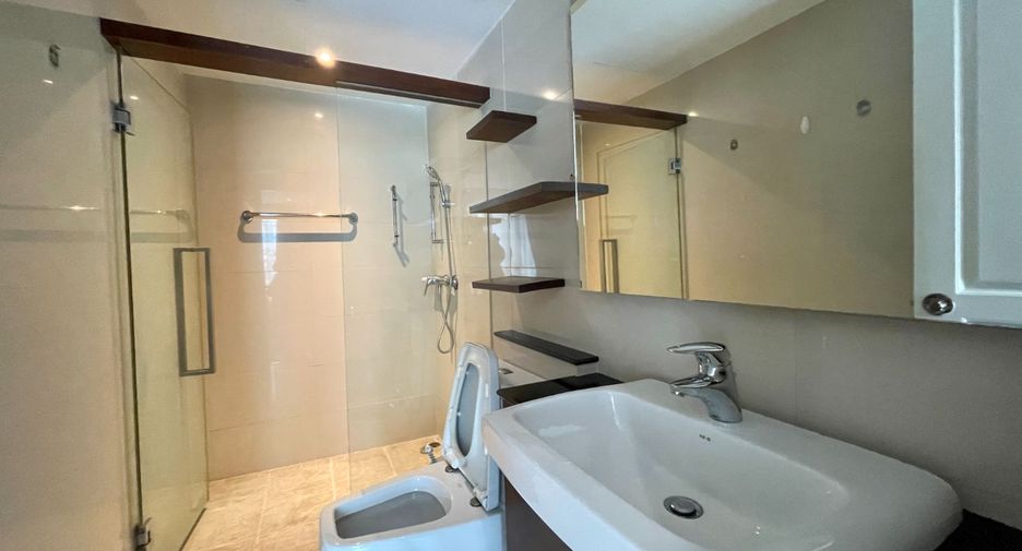 For rent 4 bedrooms townhouse in Watthana, Bangkok