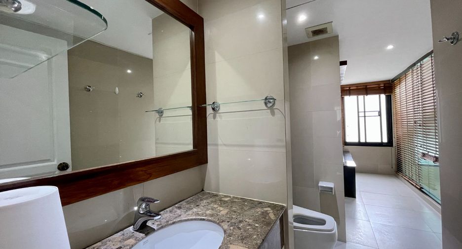 For rent 4 bedrooms townhouse in Watthana, Bangkok
