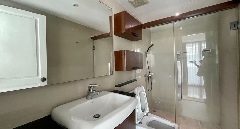 For rent 4 bedrooms townhouse in Watthana, Bangkok