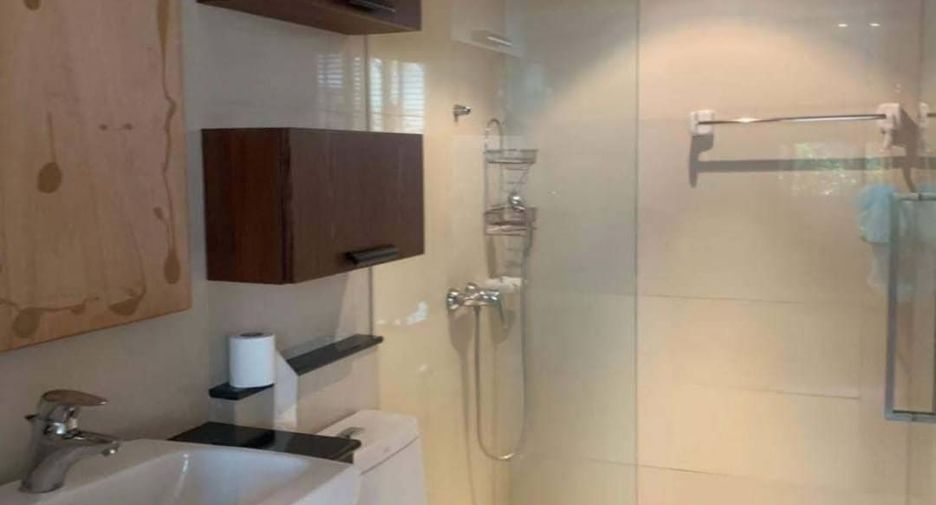 For rent 4 bedrooms townhouse in Watthana, Bangkok
