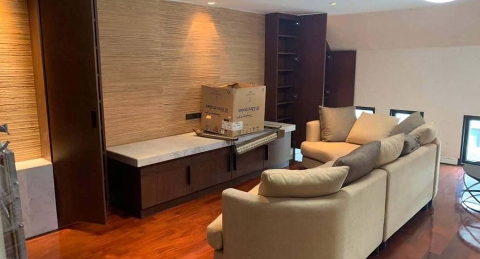For rent 4 bedrooms townhouse in Watthana, Bangkok
