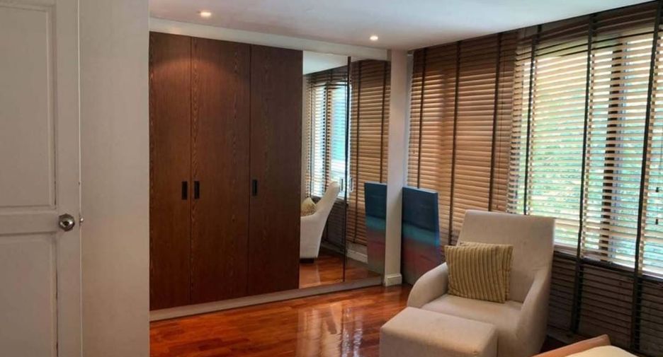 For rent 4 bedrooms townhouse in Watthana, Bangkok