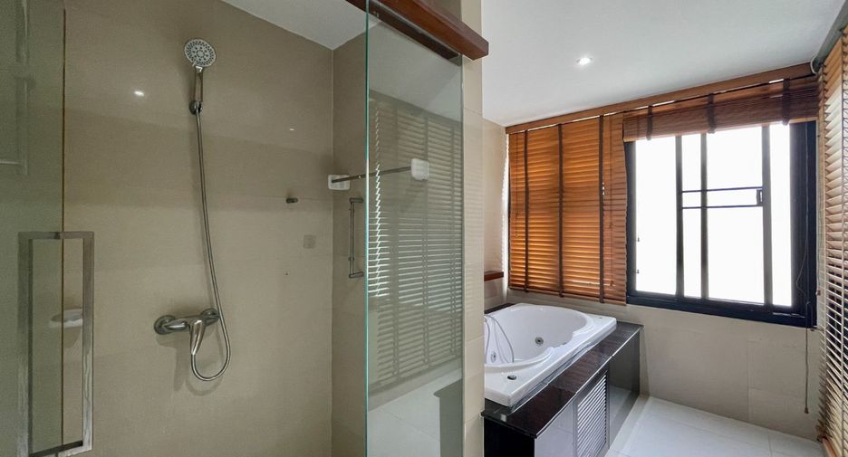 For rent 4 bedrooms townhouse in Watthana, Bangkok