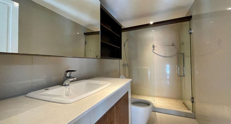 For rent 4 bedrooms townhouse in Watthana, Bangkok